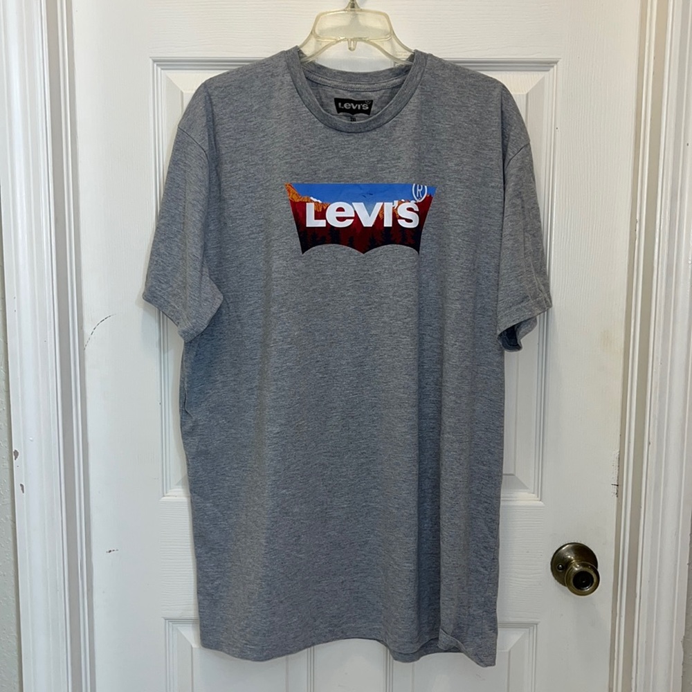 Levi’s graphic tee
